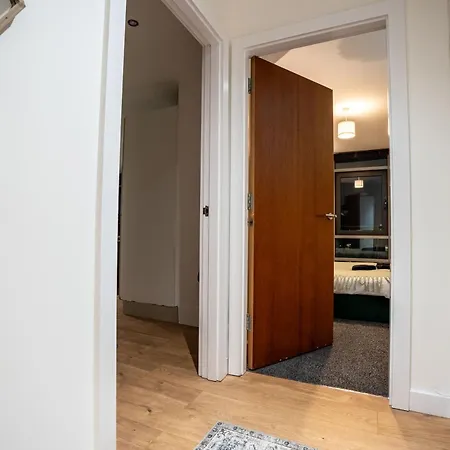 Retreat On The Riverbank - Sleeps 8 - Balcony 公寓 利兹