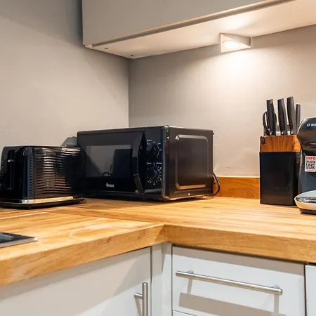 Retreat On The Riverbank - Sleeps 8 - Balcony * 利兹