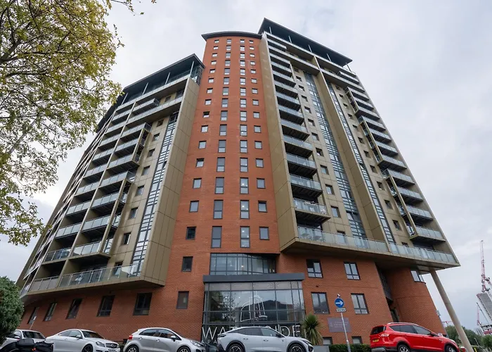 Retreat On The Riverbank - Sleeps 8 - Balcony 公寓 *