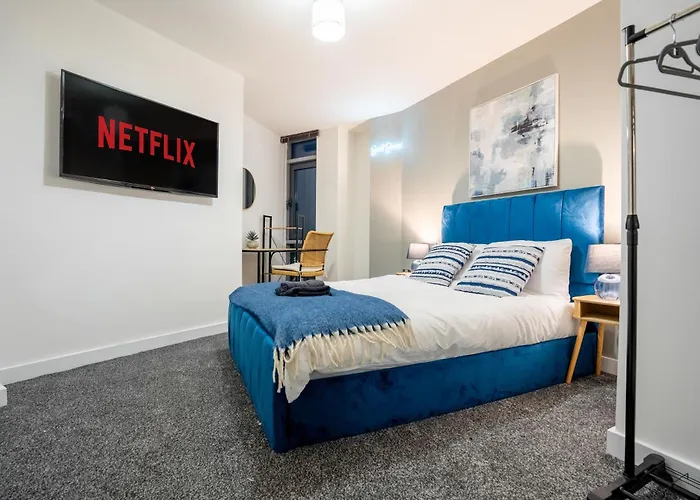 Retreat On The Riverbank - Sleeps 8 - Balcony 利兹