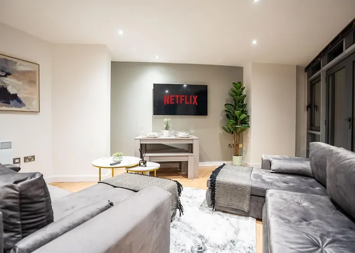 公寓 Retreat On The Riverbank - Sleeps 8 - Balcony