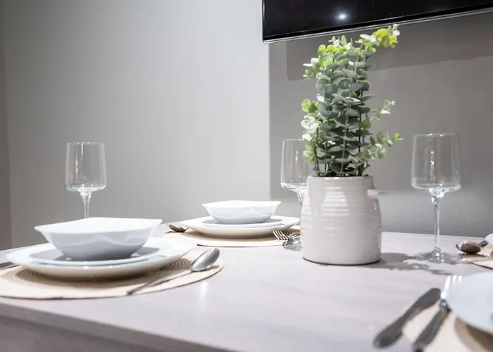 公寓 Retreat On The Riverbank - Sleeps 8 - Balcony