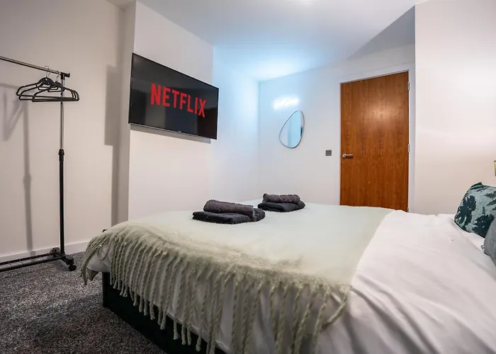 Retreat On The Riverbank - Sleeps 8 - Balcony 公寓 *