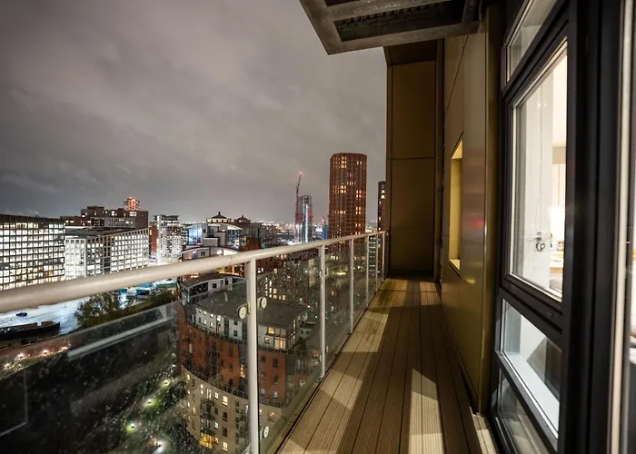 Retreat On The Riverbank - Sleeps 8 - Balcony 公寓 *