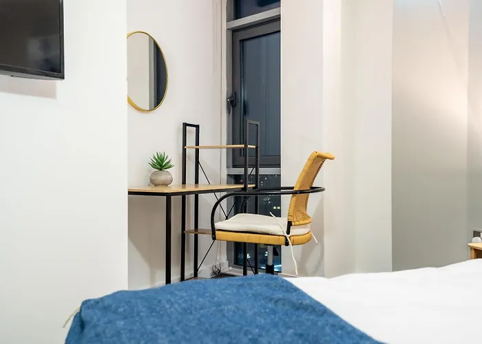 Retreat On The Riverbank - Sleeps 8 - Balcony *