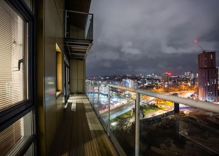 Retreat On The Riverbank - Sleeps 8 - Balcony 利兹