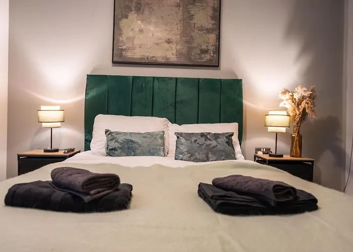 Retreat On The Riverbank - Sleeps 8 - Balcony