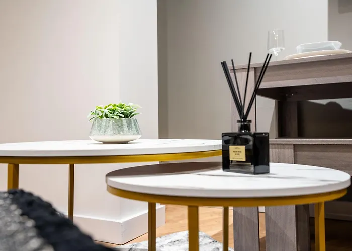 Retreat On The Riverbank - Sleeps 8 - Balcony 利兹