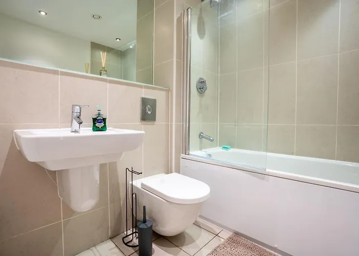 Retreat On The Riverbank - Sleeps 8 - Balcony 公寓