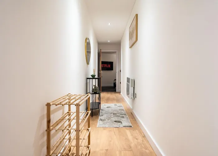 Retreat On The Riverbank - Sleeps 8 - Balcony * 利兹