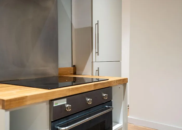 Retreat On The Riverbank - Sleeps 8 - Balcony 利兹