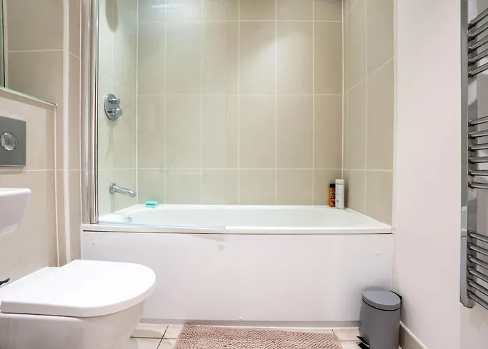 Retreat On The Riverbank - Sleeps 8 - Balcony 公寓