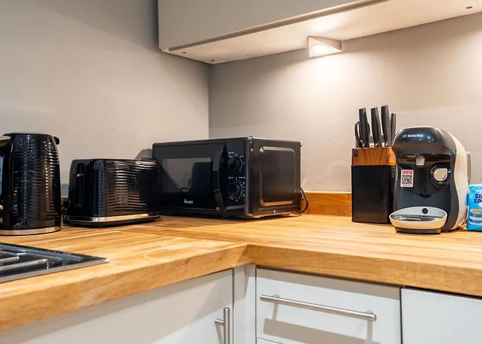 Retreat On The Riverbank - Sleeps 8 - Balcony * 利兹