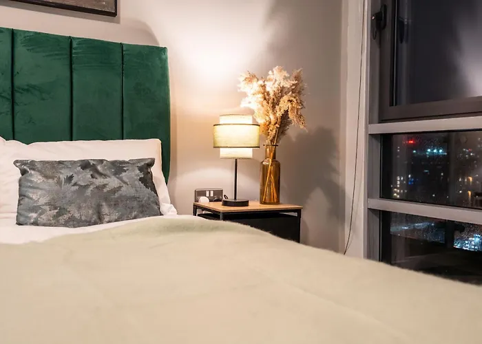 Retreat On The Riverbank - Sleeps 8 - Balcony 利兹