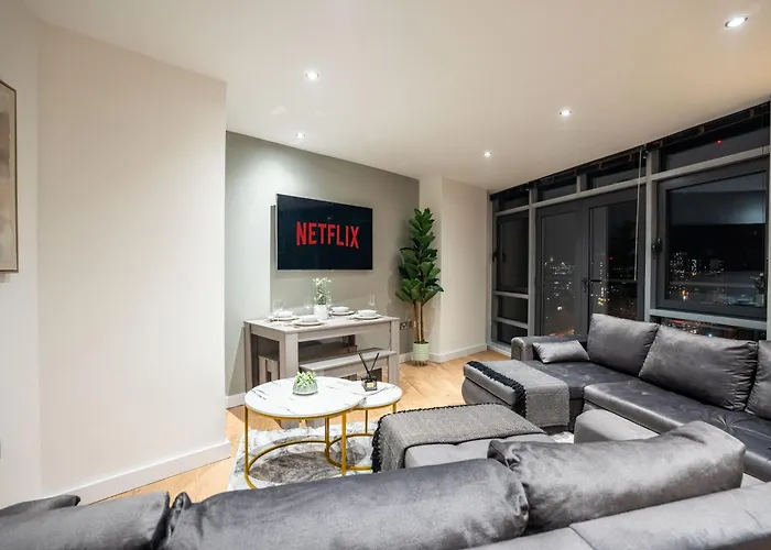 Retreat On The Riverbank - Sleeps 8 - Balcony *