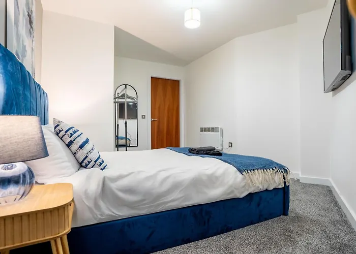 Retreat On The Riverbank - Sleeps 8 - Balcony * 利兹