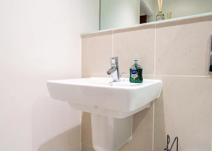 Retreat On The Riverbank - Sleeps 8 - Balcony * 利兹