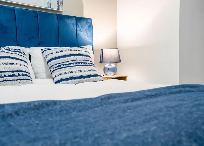 Retreat On The Riverbank - Sleeps 8 - Balcony *