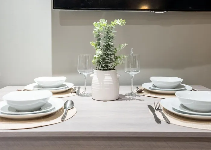 公寓 Retreat On The Riverbank - Sleeps 8 - Balcony