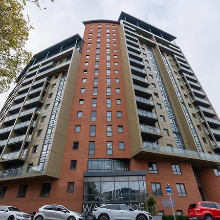 Retreat On The Riverbank - Sleeps 8 - Balcony Apartment *