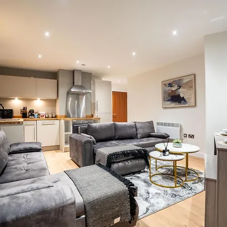 Apartment Retreat On The Riverbank - Sleeps 8 - Balcony *