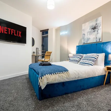 Retreat On The Riverbank - Sleeps 8 - Balcony Leeds (West Yorkshire)