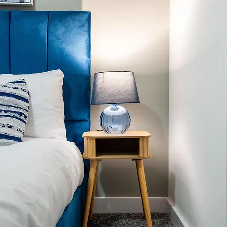 Apartment Retreat On The Riverbank - Sleeps 8 - Balcony Leeds (West Yorkshire)
