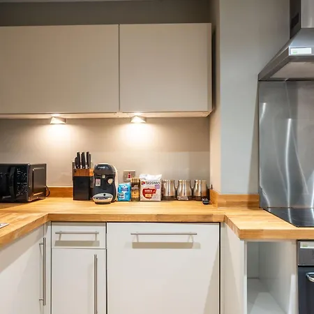 Apartment Retreat On The Riverbank - Sleeps 8 - Balcony Leeds (West Yorkshire)