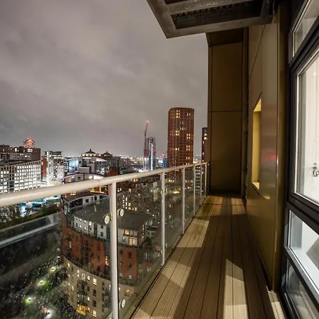 Retreat On The Riverbank - Sleeps 8 - Balcony Apartment *
