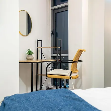 Retreat On The Riverbank - Sleeps 8 - Balcony *