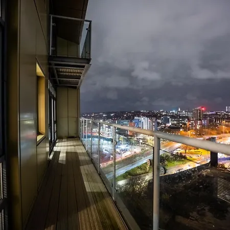 Retreat On The Riverbank - Sleeps 8 - Balcony Leeds (West Yorkshire)