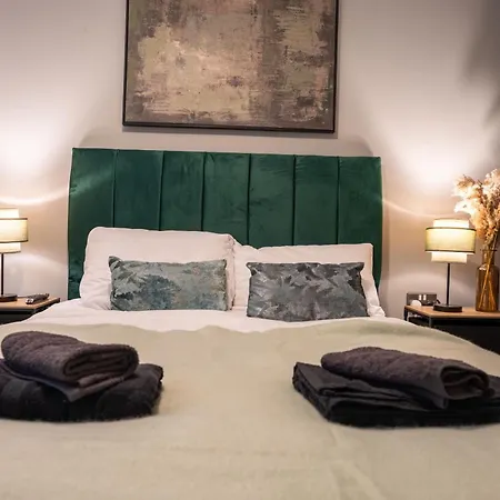 Retreat On The Riverbank - Sleeps 8 - Balcony