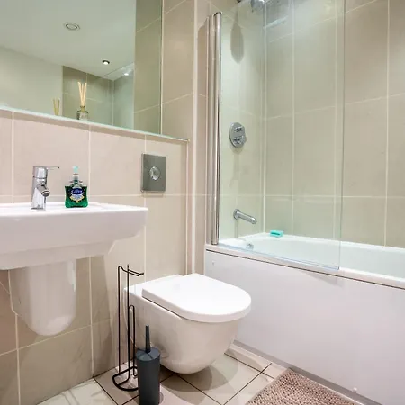 Retreat On The Riverbank - Sleeps 8 - Balcony Apartment