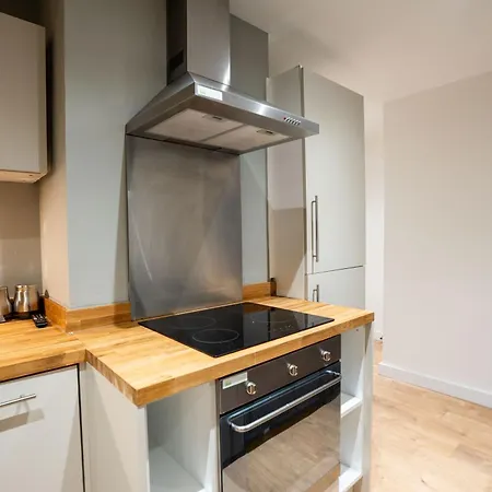 Retreat On The Riverbank - Sleeps 8 - Balcony Apartment