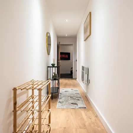 Retreat On The Riverbank - Sleeps 8 - Balcony * Leeds (West Yorkshire)