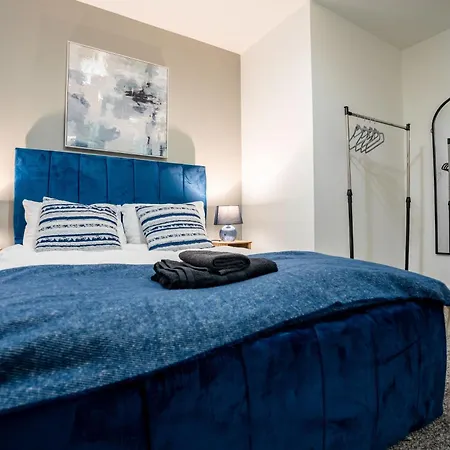 Retreat On The Riverbank - Sleeps 8 - Balcony Apartment Leeds (West Yorkshire)
