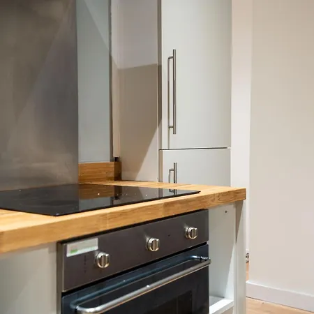 Retreat On The Riverbank - Sleeps 8 - Balcony Leeds (West Yorkshire)