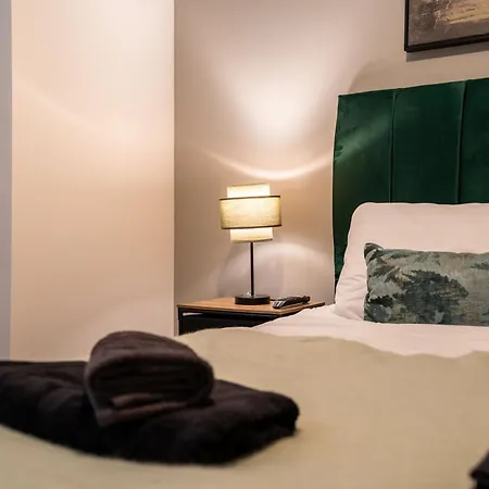 Apartment Retreat On The Riverbank - Sleeps 8 - Balcony *