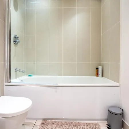 Retreat On The Riverbank - Sleeps 8 - Balcony Apartment