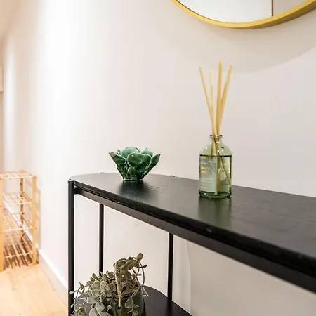 Retreat On The Riverbank - Sleeps 8 - Balcony