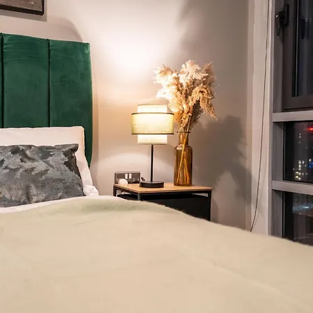 Retreat On The Riverbank - Sleeps 8 - Balcony Leeds (West Yorkshire)