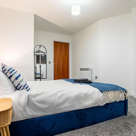Retreat On The Riverbank - Sleeps 8 - Balcony * Leeds (West Yorkshire)