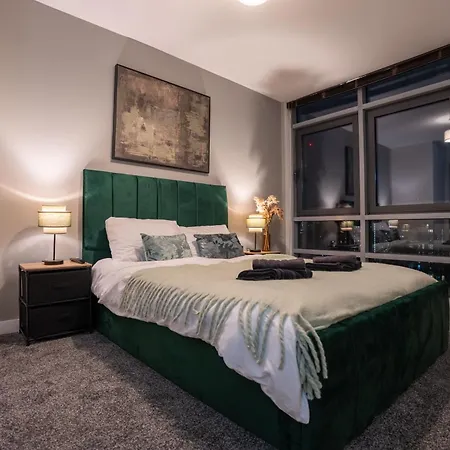 Retreat On The Riverbank - Sleeps 8 - Balcony Apartment Leeds (West Yorkshire)